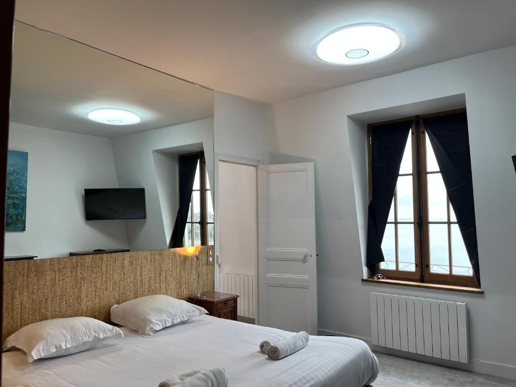 Postel nebo postele na pokoji v ubytování le Royal XIX vue mer 212