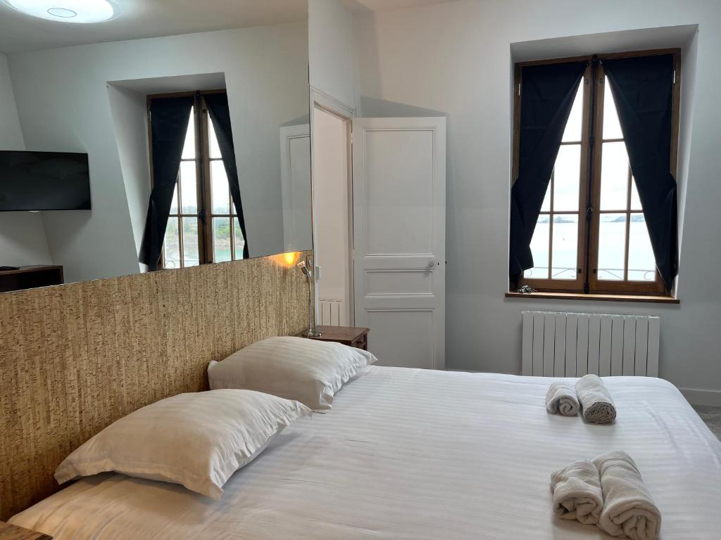 Postel nebo postele na pokoji v ubytování le Royal XIX vue mer 212