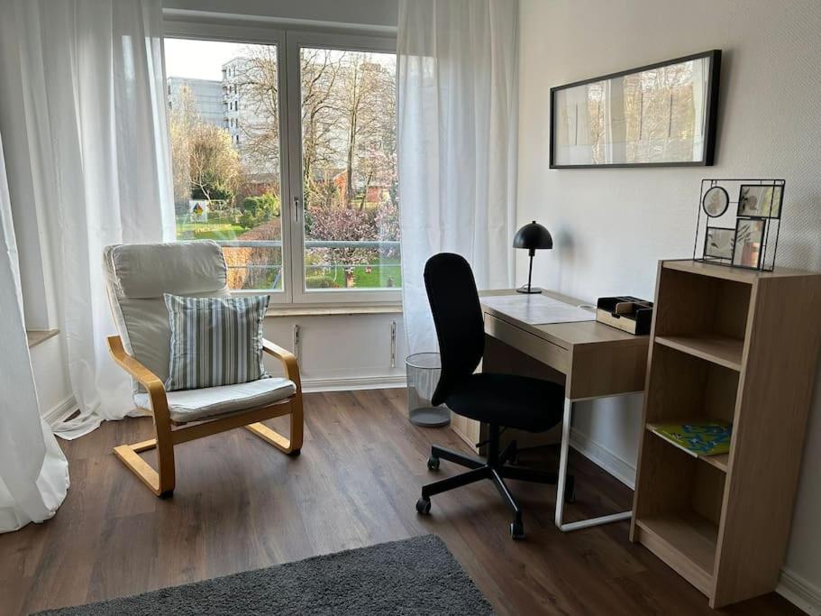 Zimmer mit einem Schreibtisch, einem Stuhl, einem Schreibtisch und einem Fenster in der Unterkunft Maisonette Wohnung mit Dachterrasse - keine Vermietung an Monteure in Düren - Eifel