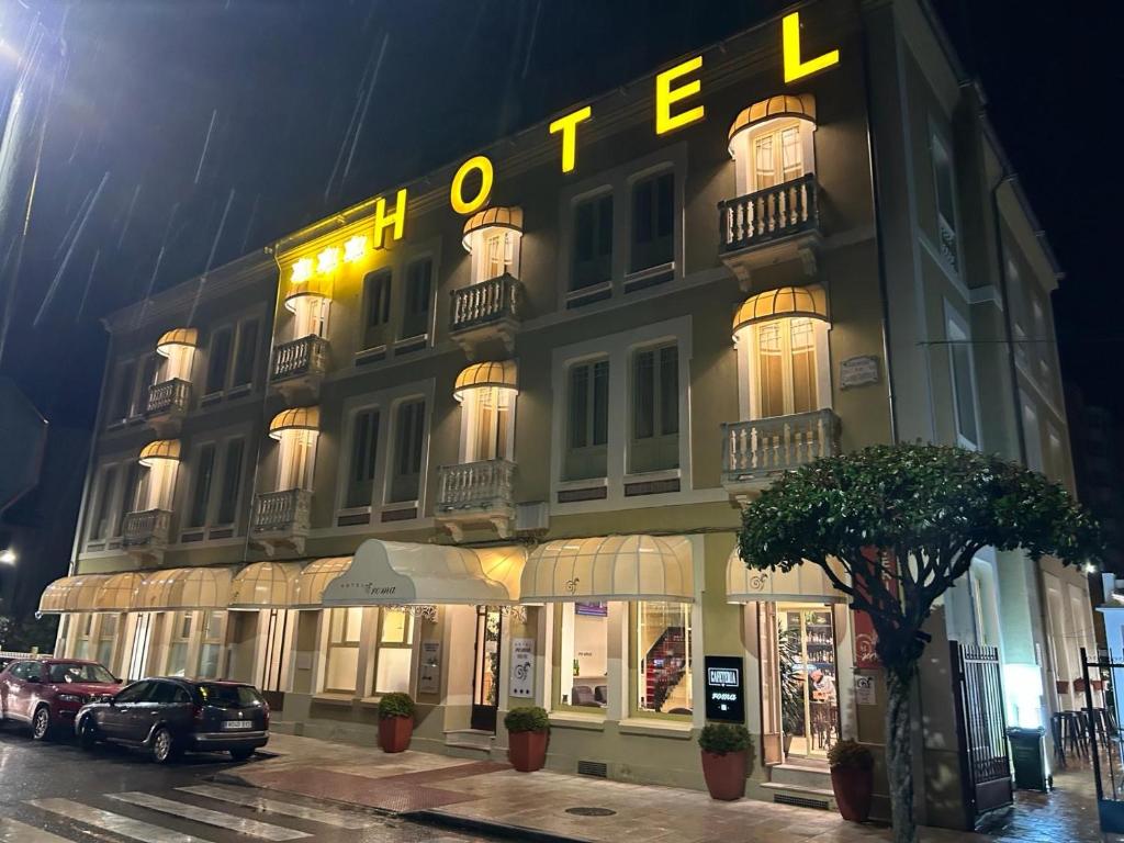 薩里亞的住宿－Hotel Roma，一座大建筑,上面有读酒店书的标志