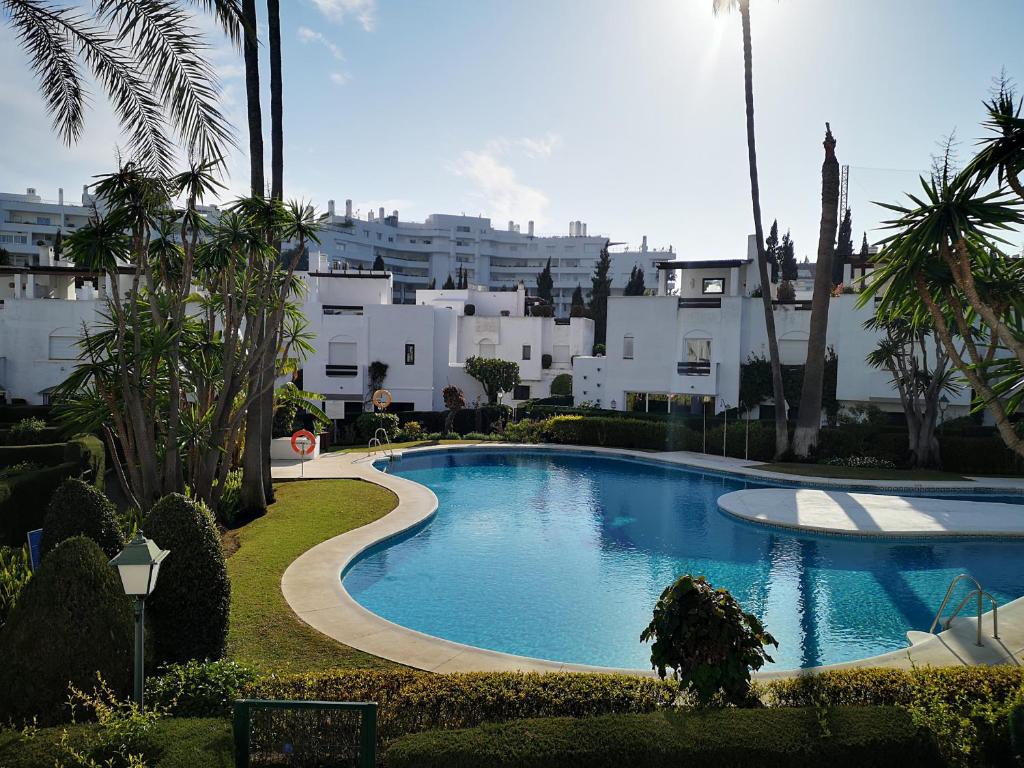 Swimmingpoolen hos eller tæt på Casa con encanto a 100m de la playa en Marbella