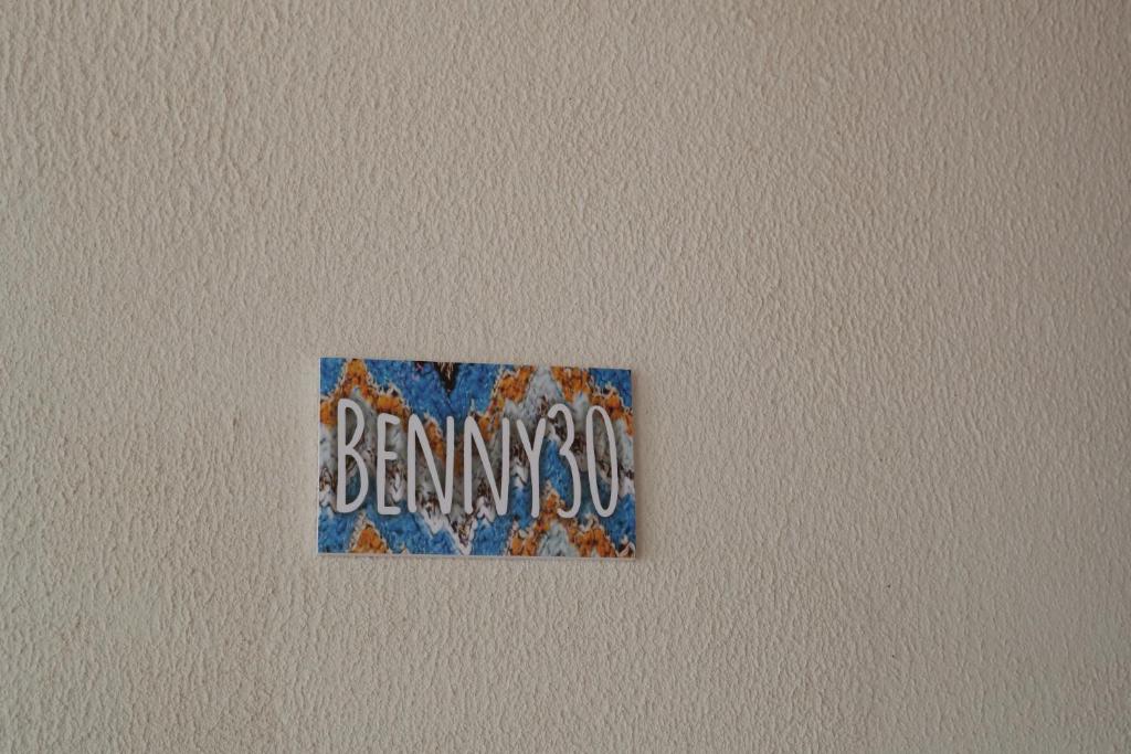 サン・ヴィート・ロ・カーポにあるVilla Bennyの弁丸文字の看板