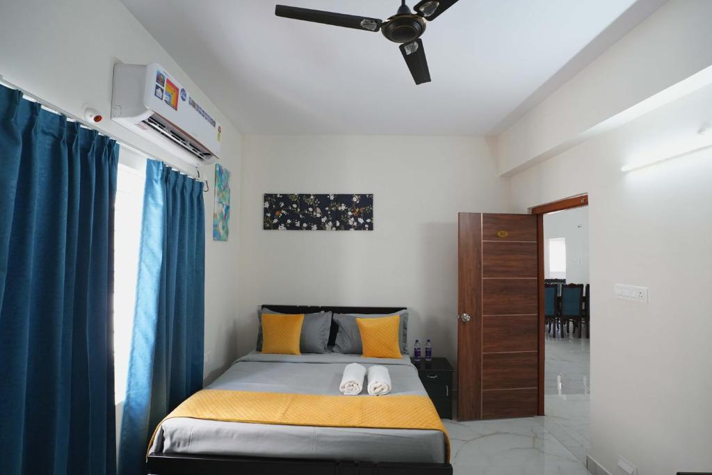 Postel nebo postele na pokoji v ubytování Yellow Bells Serviced Apartments Hitech City