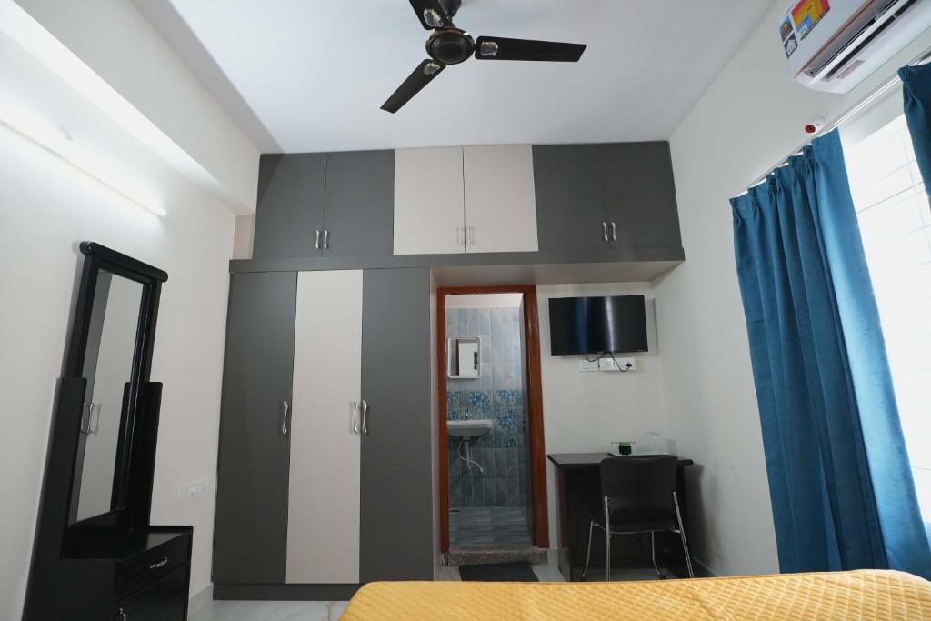 TV a/nebo společenská místnost v ubytování Yellow Bells Serviced Apartments Hitech City