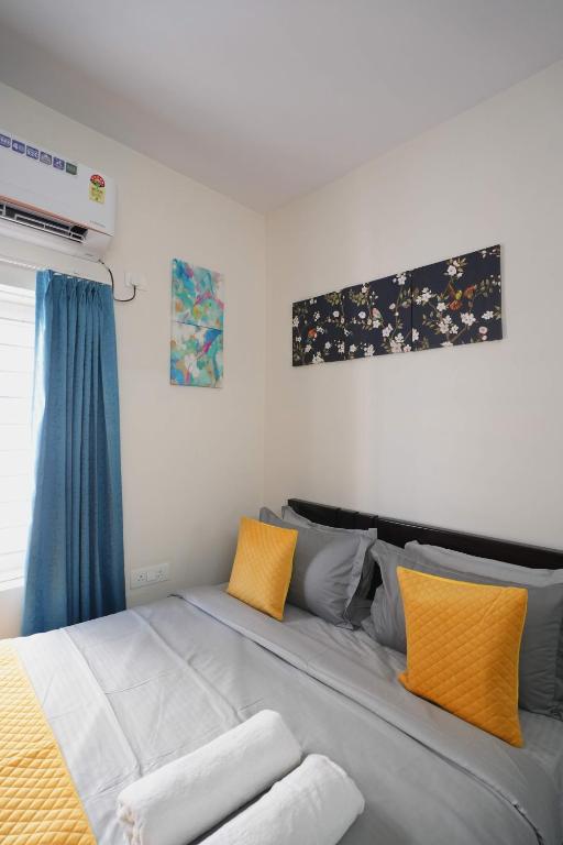 Postel nebo postele na pokoji v ubytování Yellow Bells Serviced Apartments Hitech City
