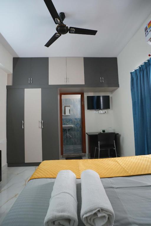 Postel nebo postele na pokoji v ubytování Yellow Bells Serviced Apartments Hitech City