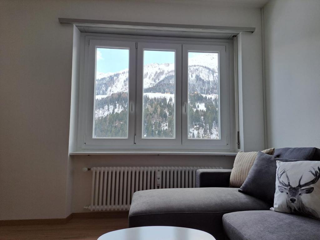 Posezení v ubytování Airolo Valley Apartments by Quokka 360 - Cozy with Mountain View