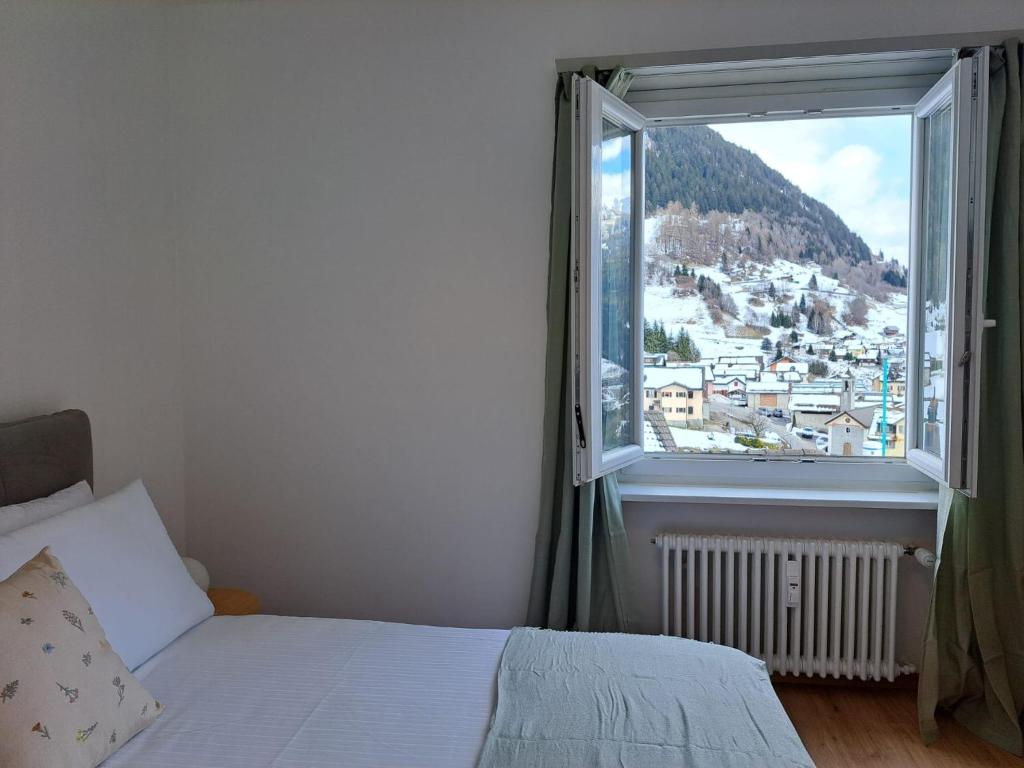 Postel nebo postele na pokoji v ubytování Airolo Valley Apartments by Quokka 360 - Cozy with Mountain View