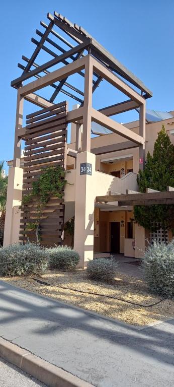 莫夕亞的住宿－HL018 Holiday rentals 2 Bedroom ground floor apartment on HDA golf resort, Murcia，建筑的侧面是木质结构