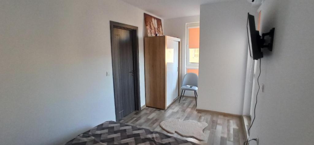 een kamer met een hal met een deur en een stoel bij Апартамент Галина in Varna