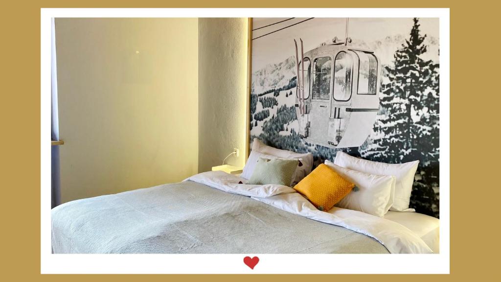 sypialnia z łóżkiem z obrazem na ścianie w obiekcie Berghupferl-Alm - do legst di nieda w mieście Flintsbach am Inn