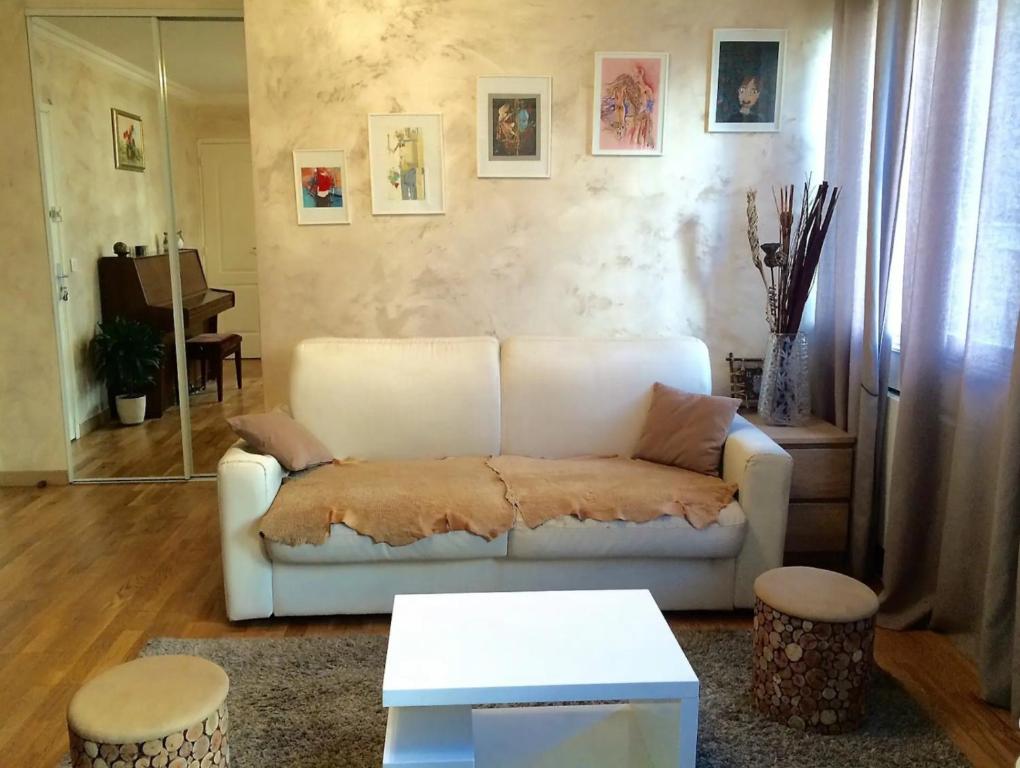 - un salon avec un canapé blanc et une table dans l'établissement 2 pièces lumineux et calme à Paris, à Paris