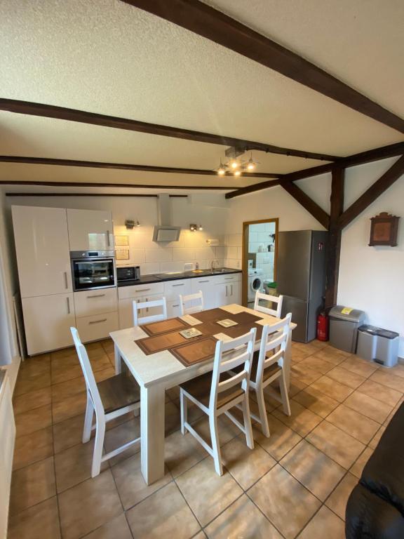 - une cuisine et une salle à manger avec une table et des chaises dans l'établissement Ferienwohnung Kornkäfer 2, à Mochau