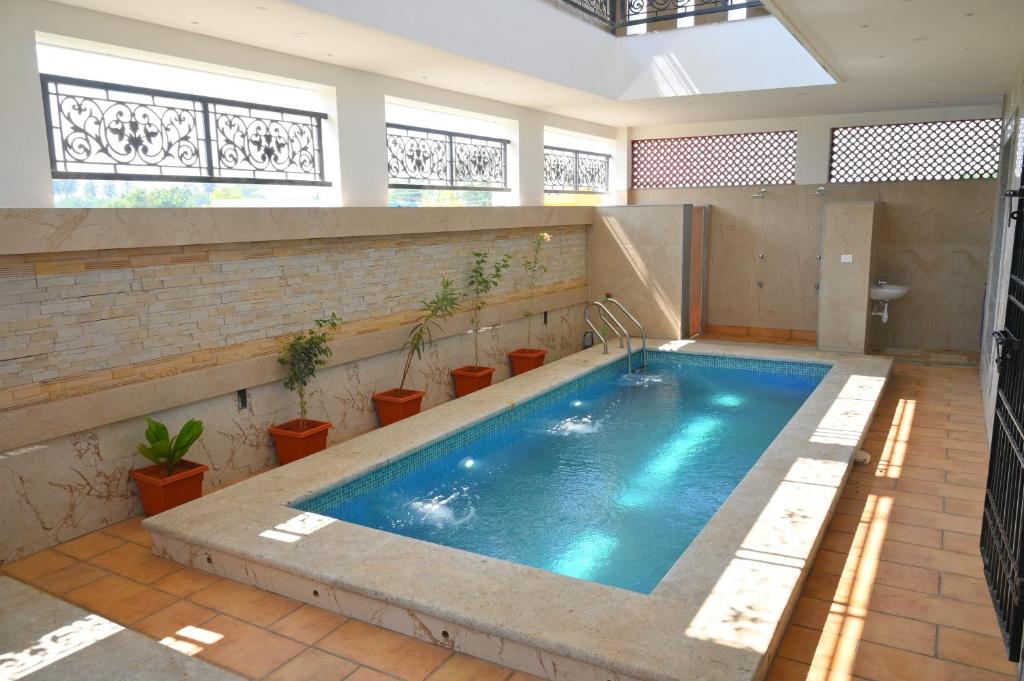 ein Pool in einem Haus mit einem Gebäude in der Unterkunft Villa Happiness in Puducherry