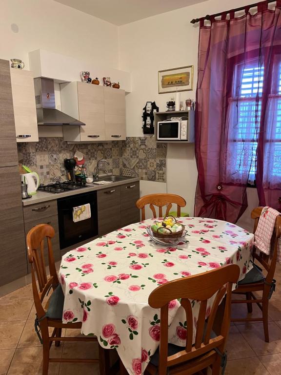 kuchnia ze stołem i ściereczką w obiekcie Noemi City Apartments w Puli