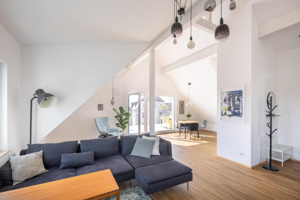 a living room with a blue couch and a table at Ferienwohnung Hendriks in Nonnenhorn