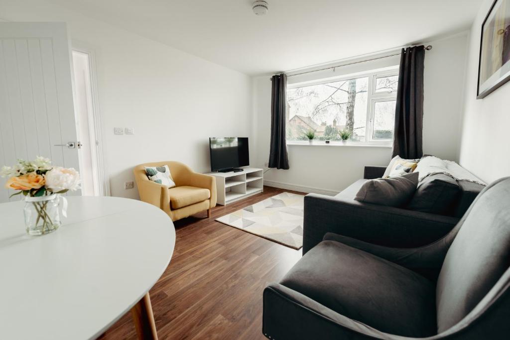 A seating area at Sophisticated 2BR retreat for Contractors in charming Hinckley