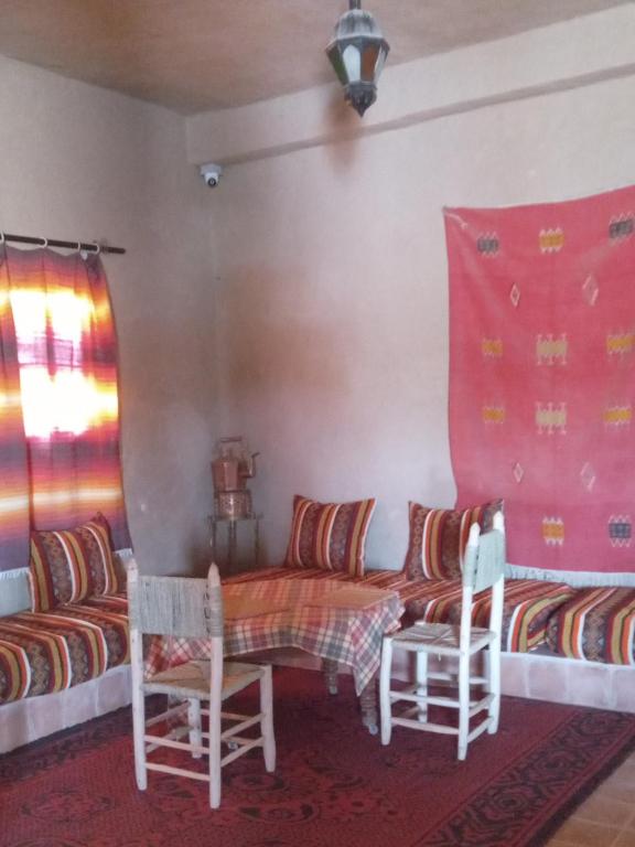 Posezení v ubytování Hostel la palmeraie merzouga