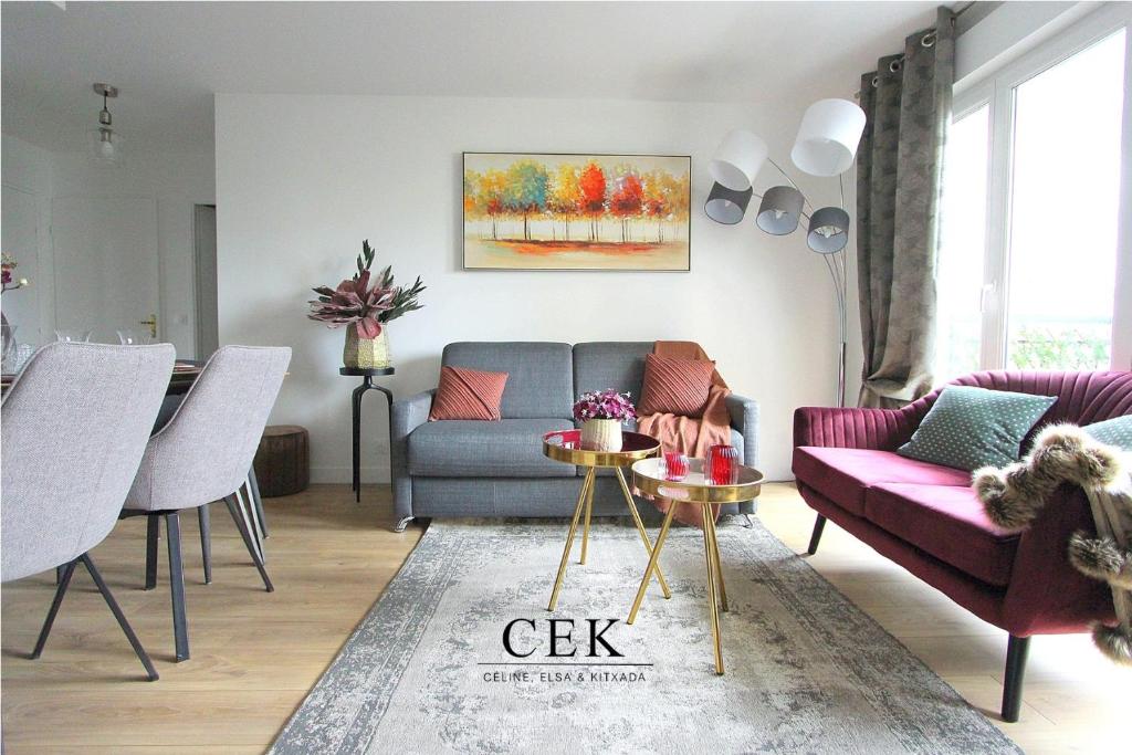 un salon avec un canapé et une table dans l'établissement Fontaine6 -appartement 6pers- RER A Val d'Europe, à Chessy