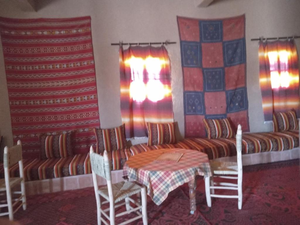 Posezení v ubytování Hostel la palmeraie merzouga