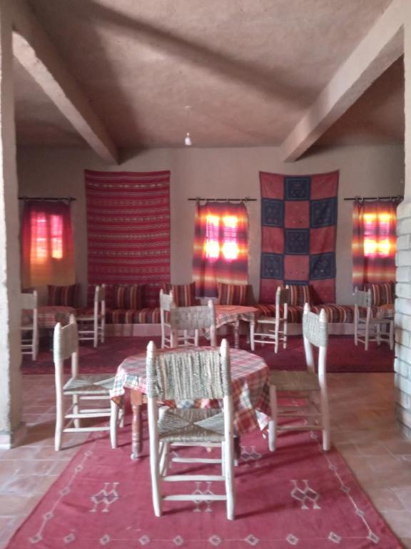 Posezení v ubytování Hostel la palmeraie merzouga