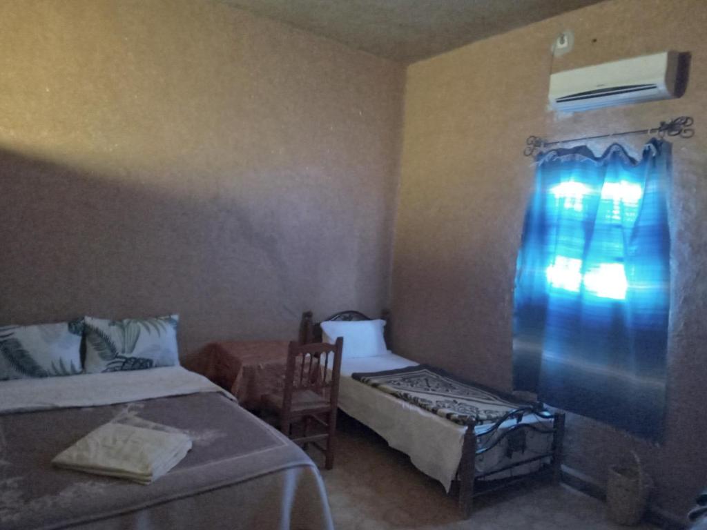 Postel nebo postele na pokoji v ubytování Hostel la palmeraie merzouga