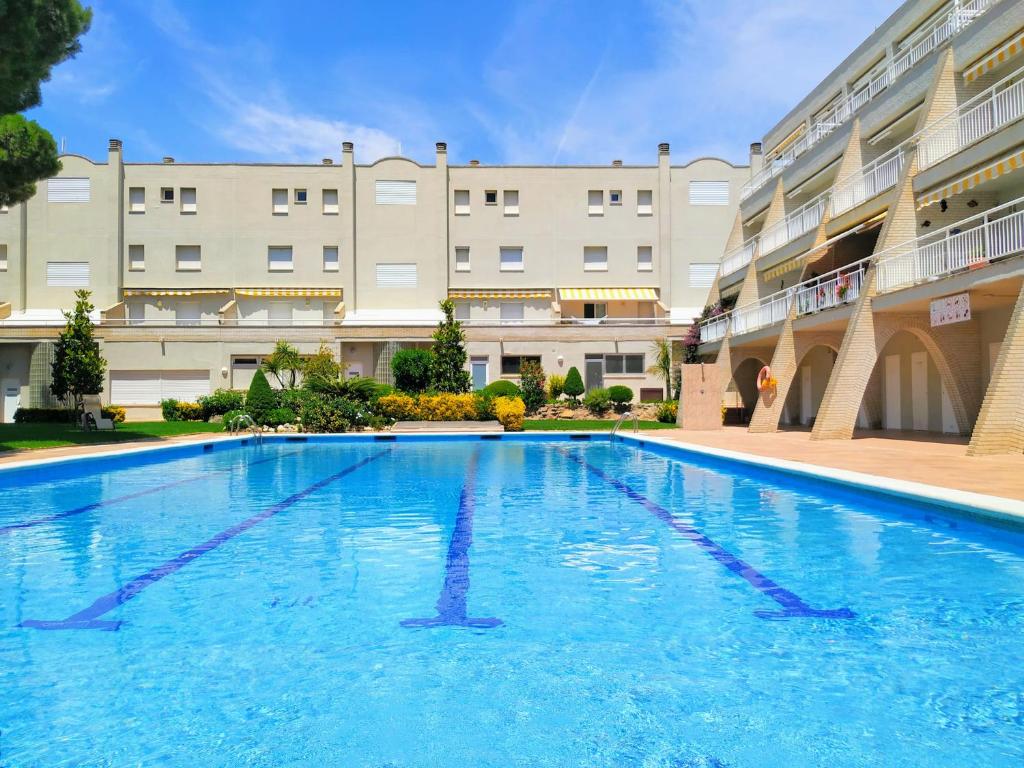 Bazén v ubytovaní VACAY Apartamento Laia, respira aire puro, en la Costa Brava, L'Escala! alebo v jeho blízkosti