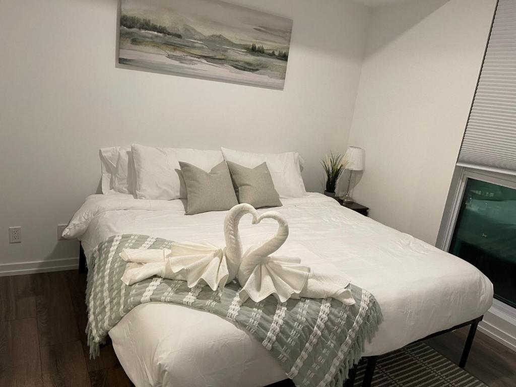 - une chambre dotée d'un lit avec un oriel dans l'établissement Family INN, à Vaughan