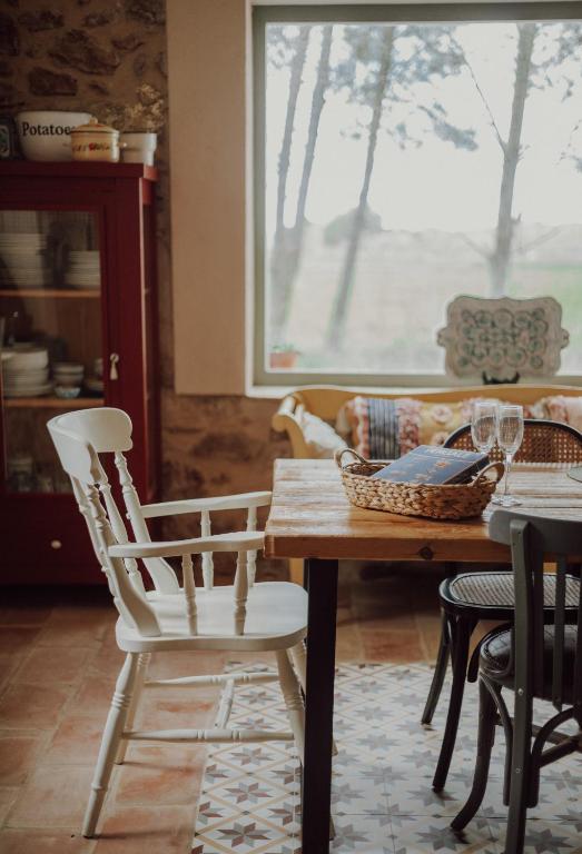 a dining room with a table and chairs and a window at La Morera in Alcaraz