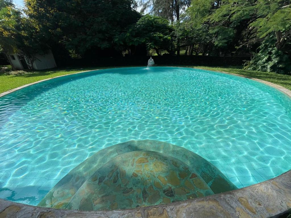 ein großer Pool mit blauem Wasser im Hof in der Unterkunft One bedroom holiday home malindi in Malindi