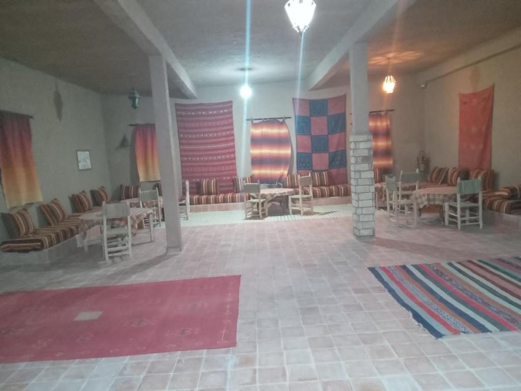 Posezení v ubytování Hostel la palmeraie merzouga