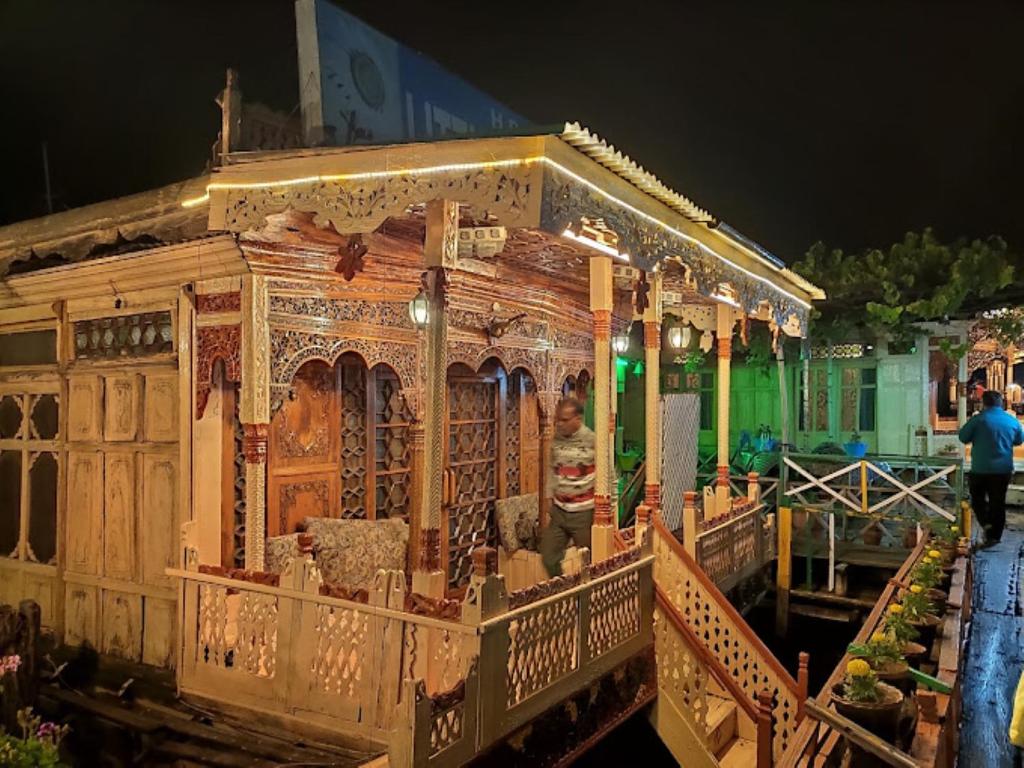 un vagón de tren de pan de jengibre expuesto por la noche en Aliflaila Laila Group of Houseboats , Srinagar, en Srinagar