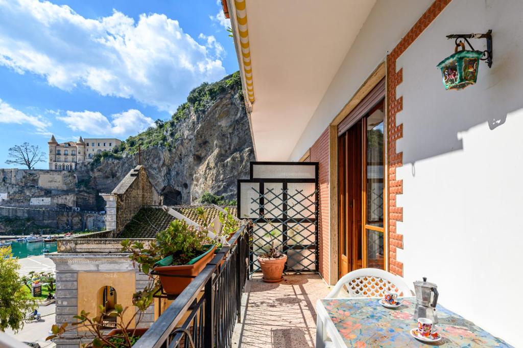 een balkon met een tafel en uitzicht op de bergen bij Maiori Apartment with terrace and sea view in Maiori