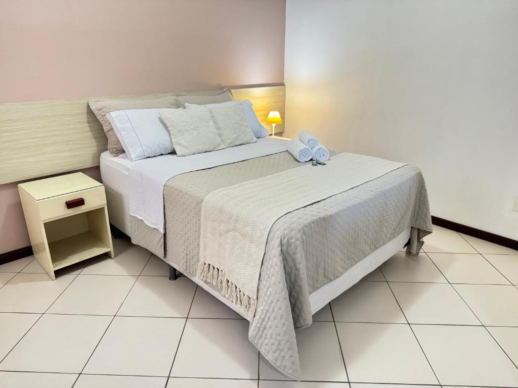 um quarto com uma cama com um arco azul em Flat Exclusivo no Crystal Apart Hotel! em Macaé