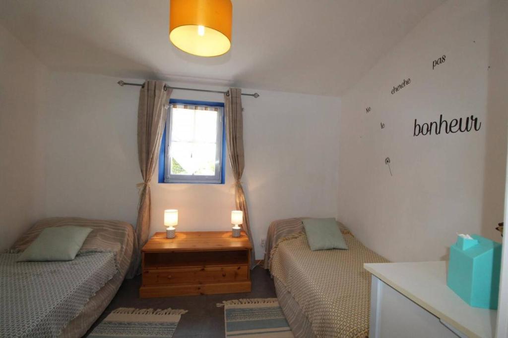 Zimmer mit 2 Betten und einem Tisch mit 2 Kerzen in der Unterkunft Maison avec jardin à Villeneuve-de-Berg, piscine partagée in Villeneuve-de-Berg