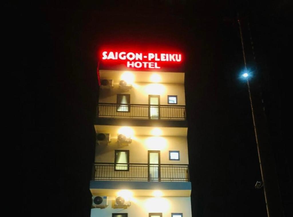 un hotel con un cartel encima de él por la noche en SAIGON - PLEIKU HOTEL, en Pleiku