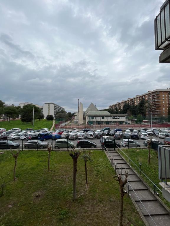 Ciamarra Rooms في روما: موقف سيارات مليء بالسيارات في موقف للسيارات