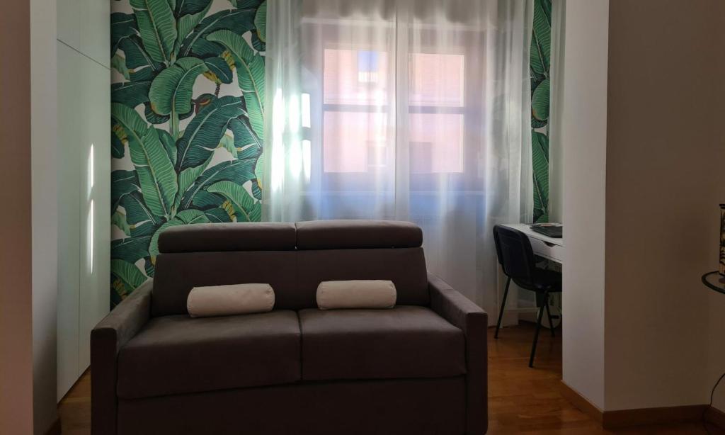 ein Wohnzimmer mit einem Sofa und einem Fenster in der Unterkunft Don G Home in Pescara