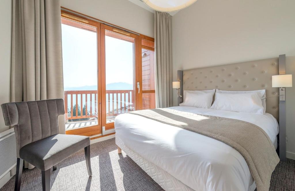 Кровать или кровати в номере Appart'Hotel Prestige Odalys Eden