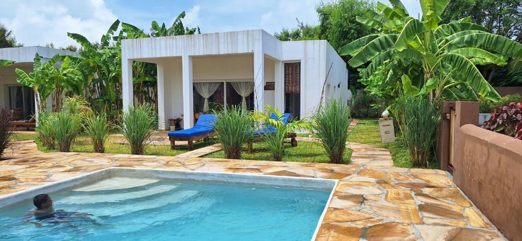 una piscina frente a una casa en Uzuri Villa Kiwengwa, en Kiwengwa