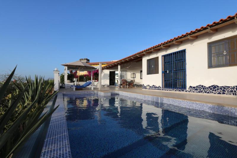 Palmeira的住宿－L' Ancora - Room With Exclusive Pool And Terrace，房屋前的游泳池