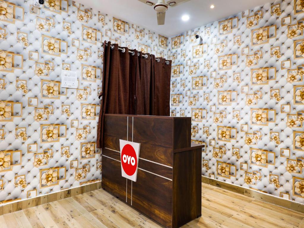 una habitación con una señal de stop en la pared en Super OYO Flagship Kompally Residency en Hyderabad