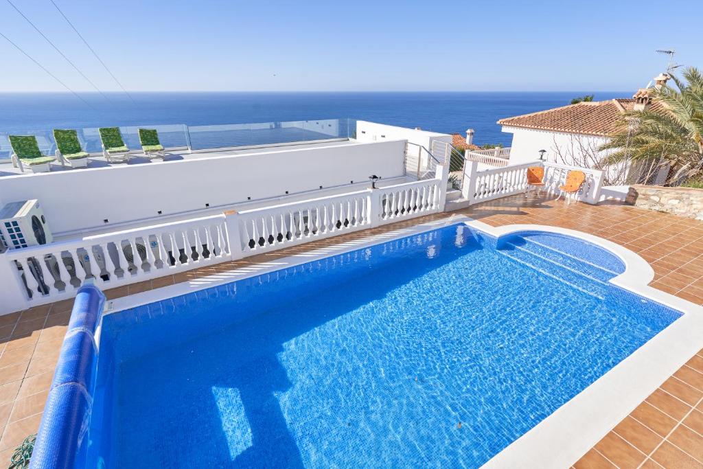 una piscina con vista al mar en Villa Infinite, en Salobreña