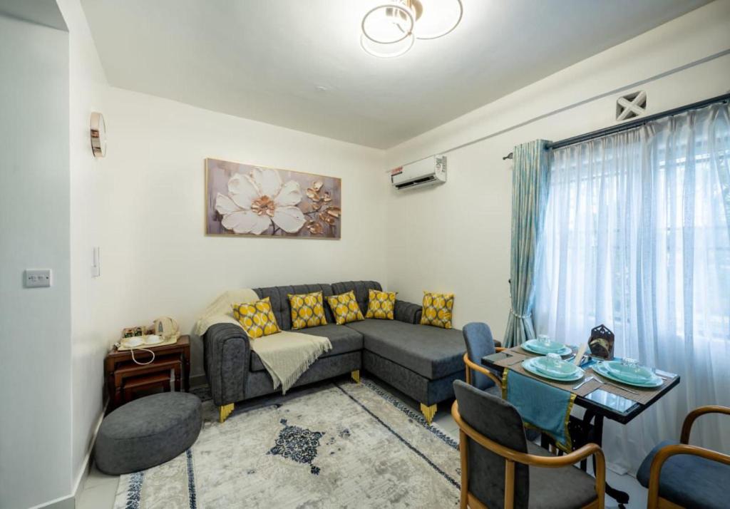 sala de estar con sofá y mesa en Beautiful 2-Bed Apartment in Mombasa, en Mombasa