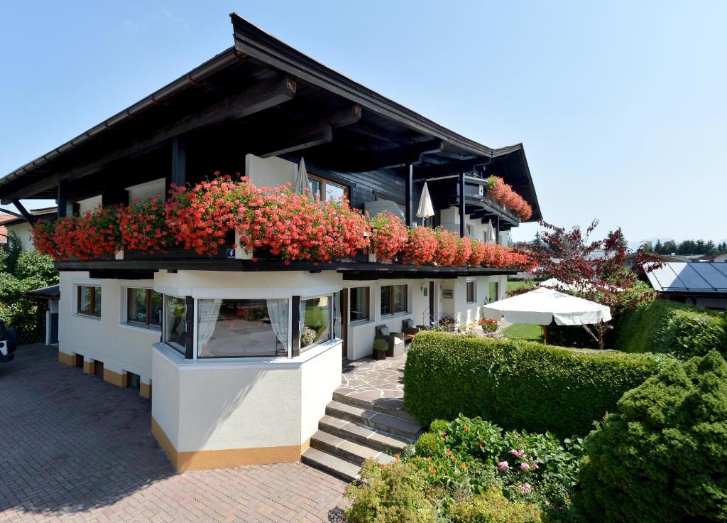 un edificio con dei fiori sul lato di Appartementhaus Astl a Sankt Johann in Tirol