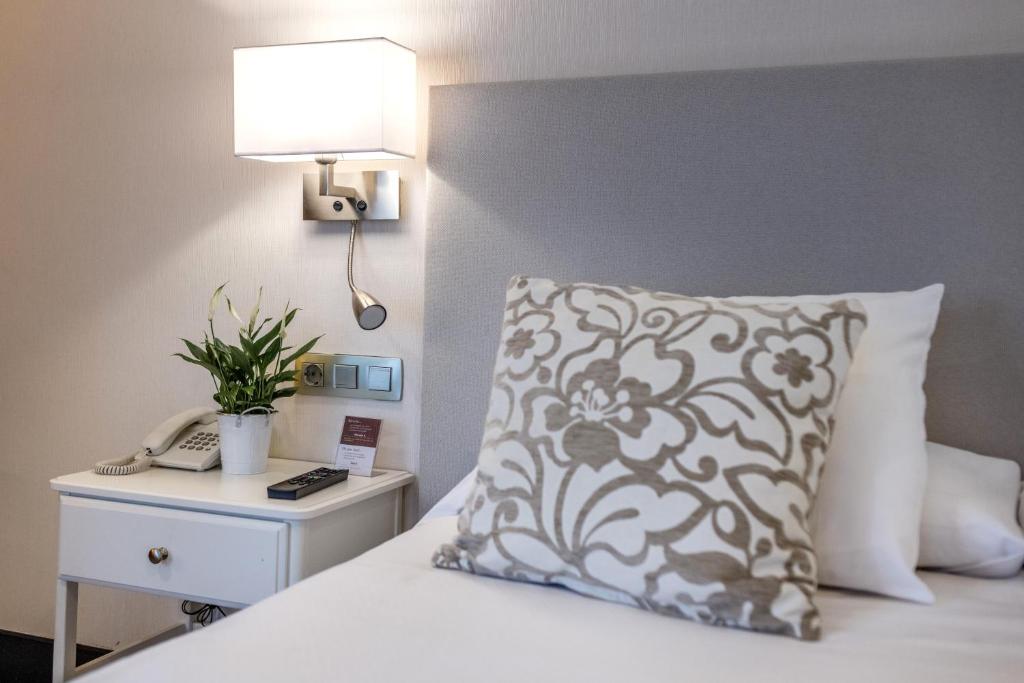 Postel nebo postele na pokoji v ubytování Hotel Monasterio Benedictino