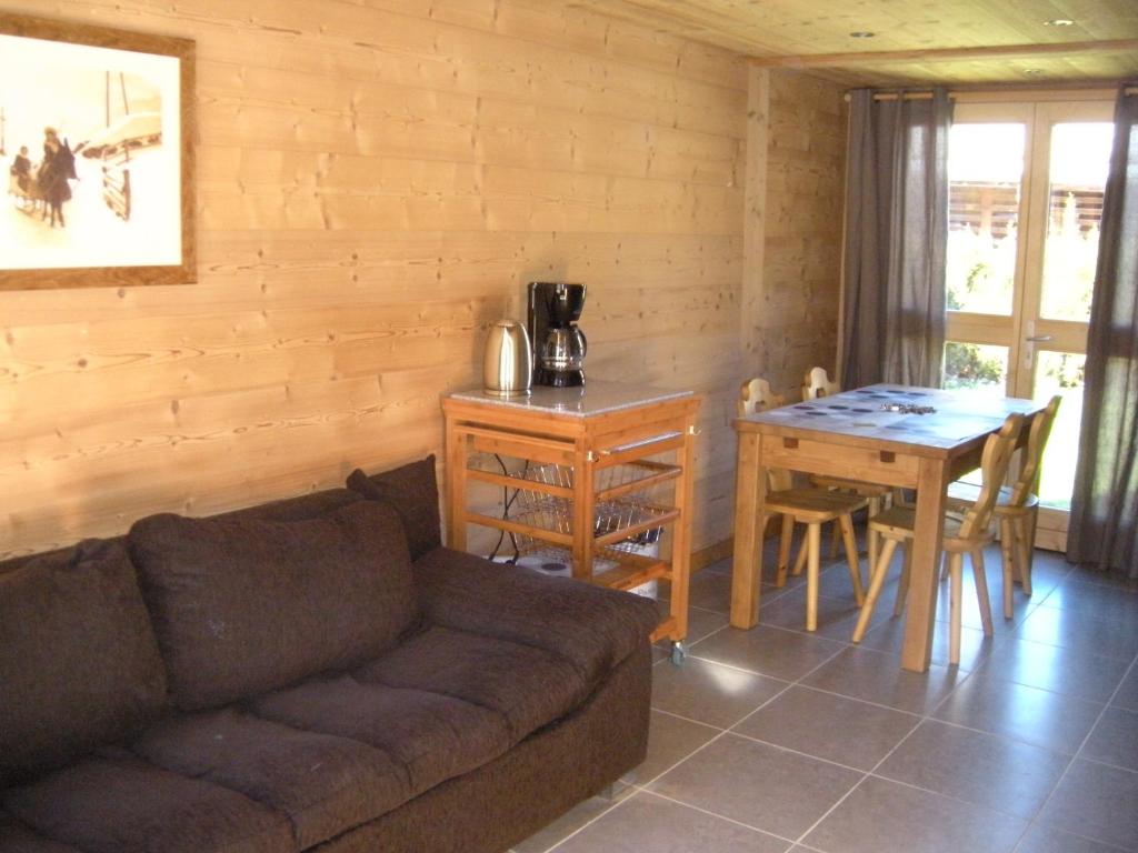 sala de estar con sofá y mesa en Chalet Aravis, en Le Grand-Bornand