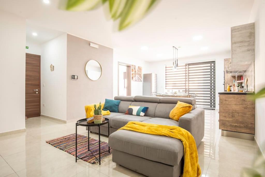 Posezení v ubytování Modern, Bright & Spacious Apartment near the sea