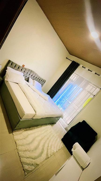 sypialnia z łóżkiem i oknem w obiekcie Tranquilo Bed and Breakfast w mieście Gisenyi