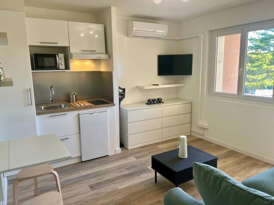 une pièce avec une cuisine et un salon dans l'établissement Le Père Soulas, à Montpellier